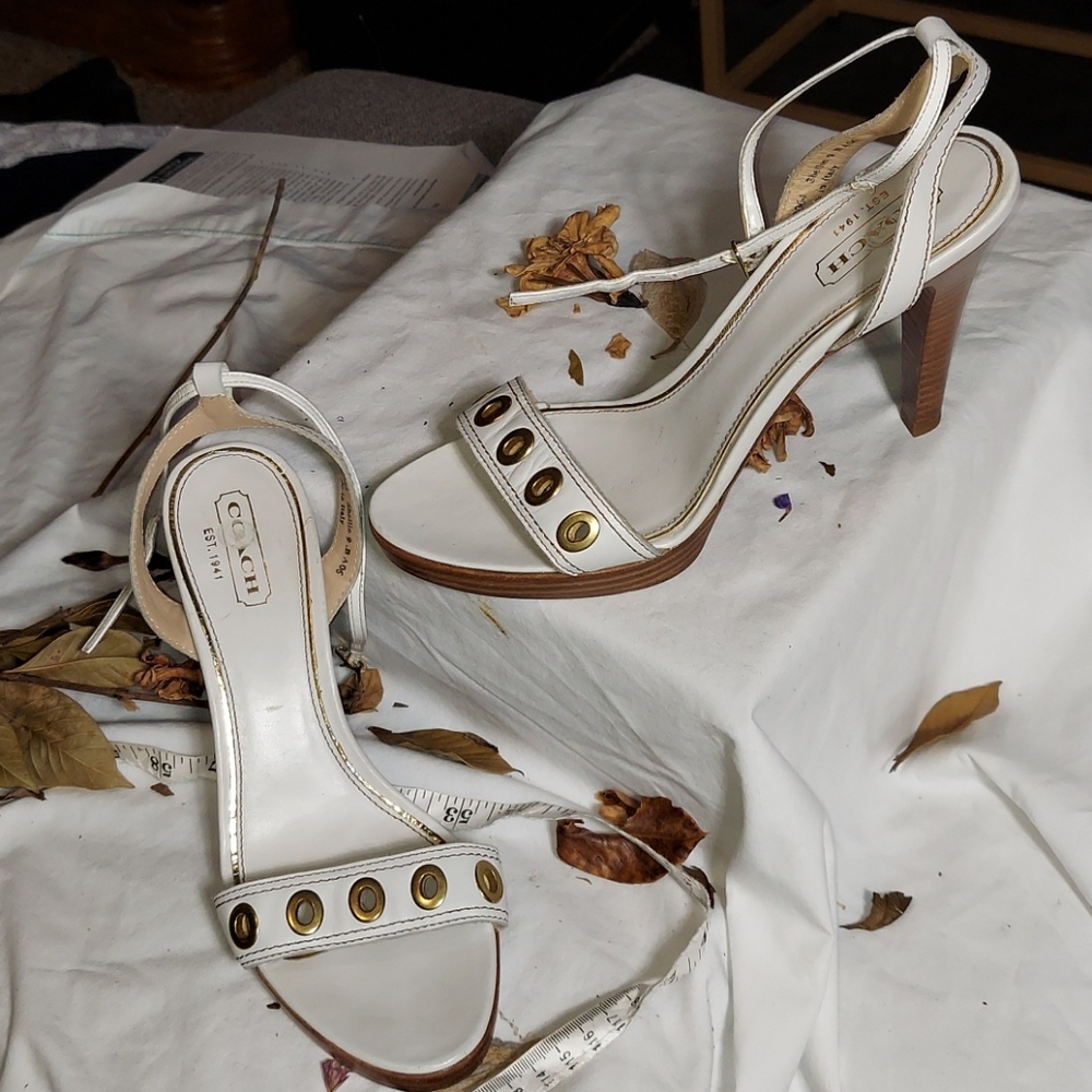 Coach  ladies white heeled sandL - Picture 6 of 11